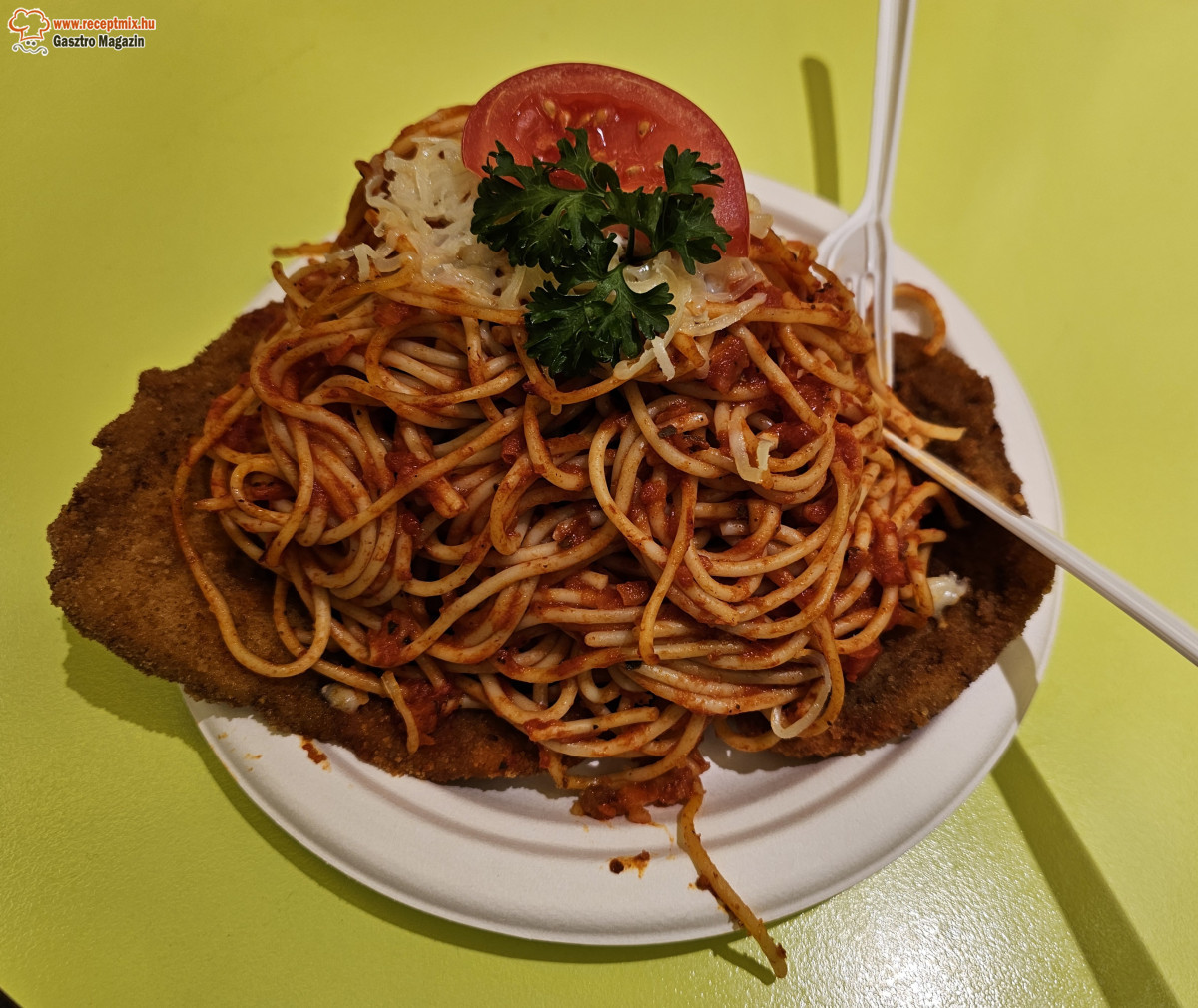 Rántott sertésszelet ágyon bolognai spagetti