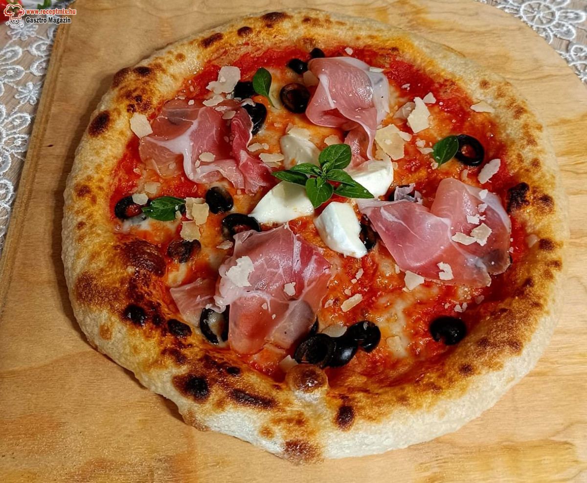 Sonkás pizza, mozzarella sajttal