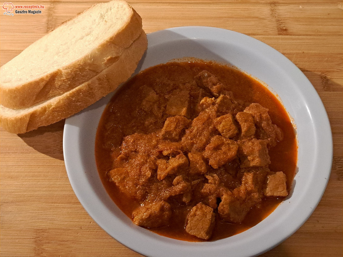 Pörkölt, kenyérrel