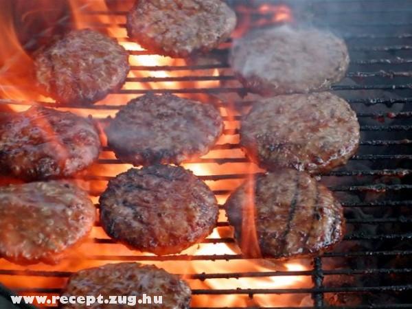 Hamburger pogácsa grillen sütve