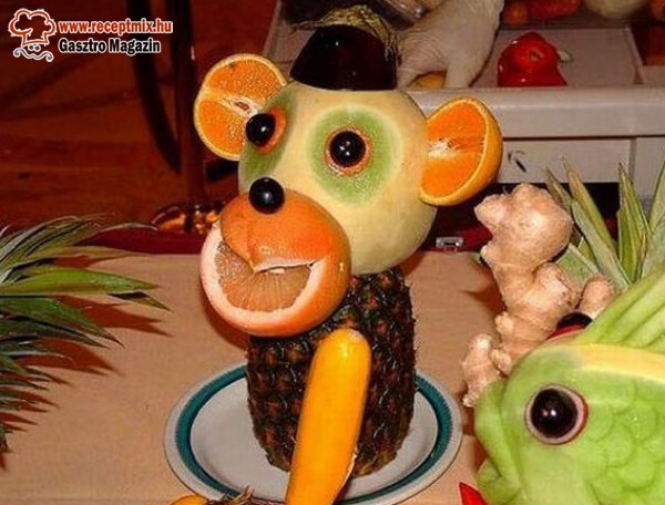 Gyümölcs majmosan tálalva