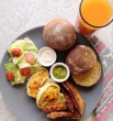 Egészséges reggeli: szendvics, tojás, husi, zöldség, dzsúz