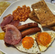 Angol reggeli: bab, szalonna, tojás, kolbász, és minden, ami finom